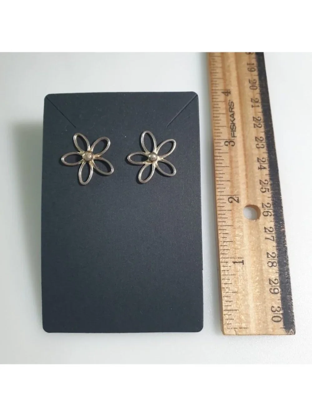 Unbranded minimalist flower